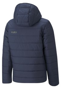 Granatowa kurtka puchowa z kapturem, z poziomym pikowaniem i odblaskowym logo z tyłu. Gładka tekstura.