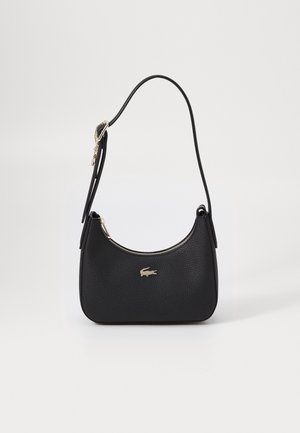 Zwarte leren handtas met een gestructureerd oppervlak, gebogen vorm, ritssluiting en een kort hengsel. Voorzien van een klein gouden logo-accent aan de voorkant.