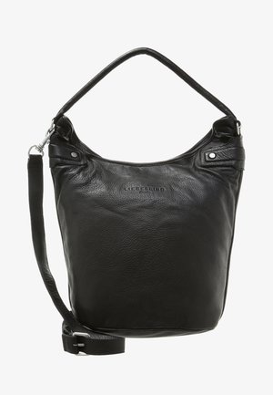 Bolso hobo de cuero negro con parte superior curva, una sola correa para el hombro y una correa ajustable para usar cruzada. Cuenta con un logo en relieve sutil y detalles con broches.