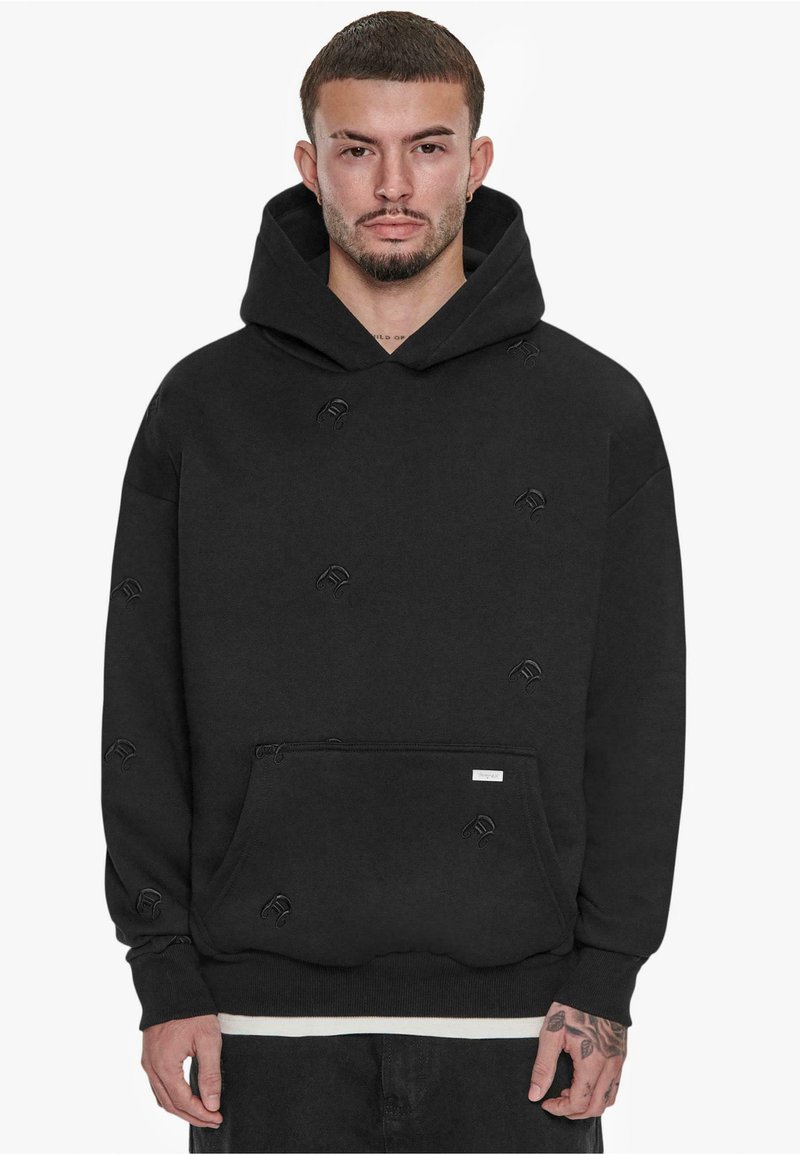 Schwarzer Kapuzenpullover aus weichem Stoff mit einer großen Kapuze, einer Fronttasche und dezenten geprägten Logomustern überall. Mit gerippten Bündchen und Saum.