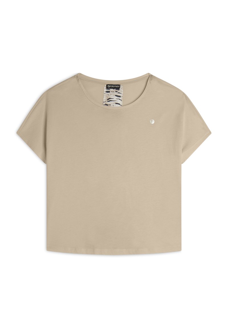 T-shirt in cotone beige con maniche corte, colletto rotondo e un piccolo logo sul lato sinistro del petto. Tessuto morbido e liscio, vestibilità rilassata.