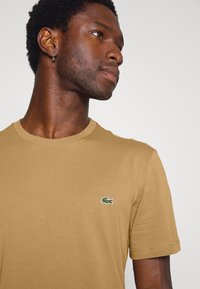 Lacoste T-shirt básica - leafy