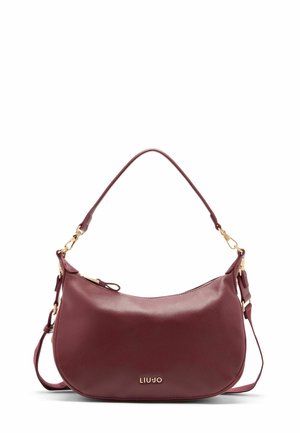 Sac à main bordeaux en cuir lisse avec un logo doré. Doté d'une forme incurvée et d'une seule bandoulière pour un transport facile.