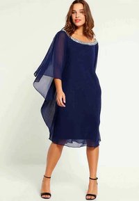 Μπλε φόρεμα chiffon με σχεδίαση ροής και διακοσμημένο λαιμόκοψη, που έχει ελεύθερη γραμμή και φτάνει λίγο πάνω από τα γόνατα.