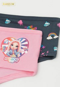 Zwei Paare Kinderunterwäsche: eines in Pink mit einem grafischen Aufnäher, der eine Figur zeigt, und eines in Dunkelblau mit bunten Druckmotiven von Wolken und Gegenständen.