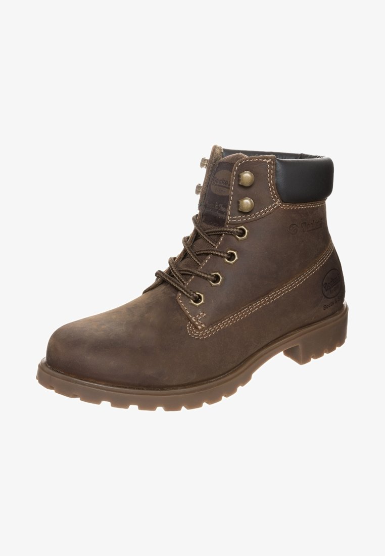 Bottine en cuir marron avec col rembourré noir, six œillets métalliques pour les lacets et semelle en caoutchouc robuste.