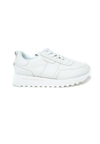 Białe skórzane sneakersy z teksturowaną cholewką, okrągłym noskiem, wyściełanym kołnierzem i gumową podeszwą. Posiadają detal logo oraz sznurowany design.