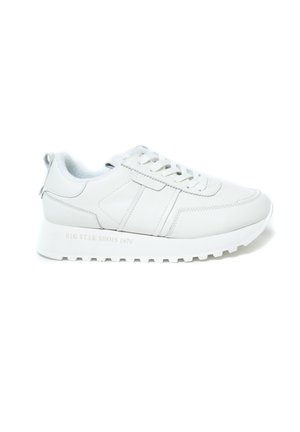 Białe skórzane sneakersy z teksturowaną cholewką, okrągłym noskiem, wyściełanym kołnierzem i gumową podeszwą. Posiadają detal logo oraz sznurowany design.