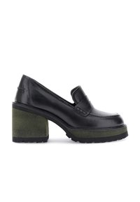 Mocassino in pelle nera con tacco squadrato in suede verde chunky e suola spessa, vista laterale su sfondo bianco.