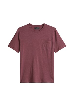 T-shirt bordeaux à manches courtes avec col rond, poche sur la poitrine gauche, design uni et petit détail de texture du tissu.