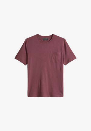 Weinrotes T-Shirt mit kurzen Ärmeln und Rundhalsausschnitt, linke Brusttasche, schlichtes Design und feines Gewebemuster.