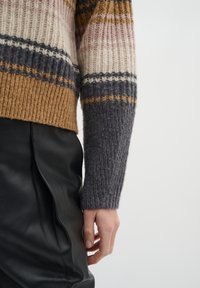 Strickpullover mit mehrfarbigen horizontalen Streifen in Beige, Braun, Rosa und Grau. Mit gerippten Bündchen und einem verkürzten Design.