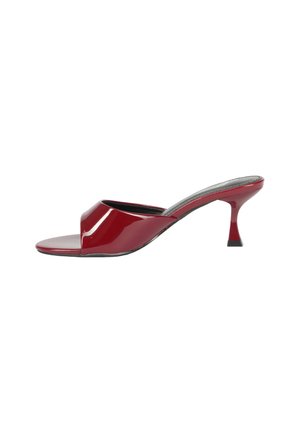 Mules aperti in vernice rossa con tacco curvo, caratterizzati da un design elegante e una texture liscia e lucida. Accentuati con una suola nera.
