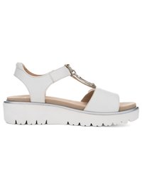 Sandalia blanca para mujer con suela de cuña, puntera abierta, tira en el tobillo y cadena metálica decorativa en la tira superior.