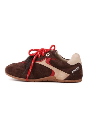 Hnedá semišová topánka s červenými a béžovými akcentmi. Má okrúhle červené a čierne šnúrky, gumovú podrážku a perforované detaily na zvršku.