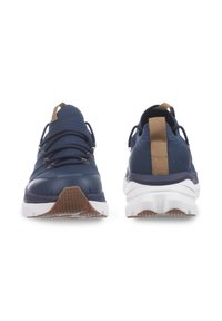 Marineblå sportsko med en tekstureret overdel, gummisål og beige detaljer. Har snørebåndsdesign og en strop bagpå for nem påtagning.