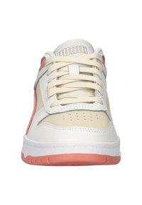 Romige leren sneakers met koraalaccenten, een gewatteerde tong en geperforeerde neus. Voorzien van beige veters en een witte zool met een koraalsectie.