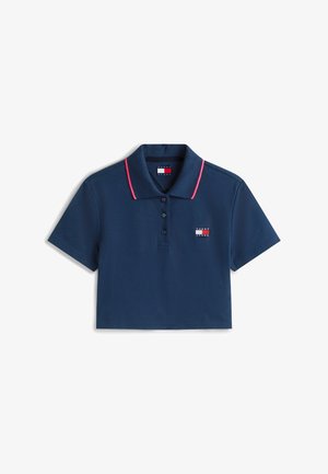 Tengerészkék, rövidített fazonú galléros póló rózsaszín gallérszegéllyel, háromgombos záródással és egy kis Tommy Jeans logóval a bal mellrészen.