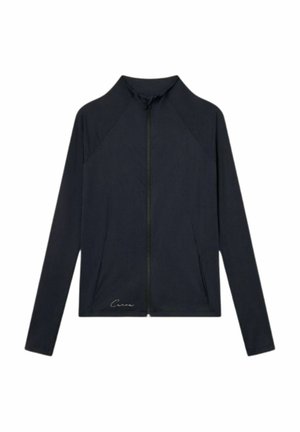 Chaqueta negra de manga larga con cremallera frontal, cuello alto, dos bolsillos laterales y pequeño logo en cursiva cerca del dobladillo en el lado izquierdo.