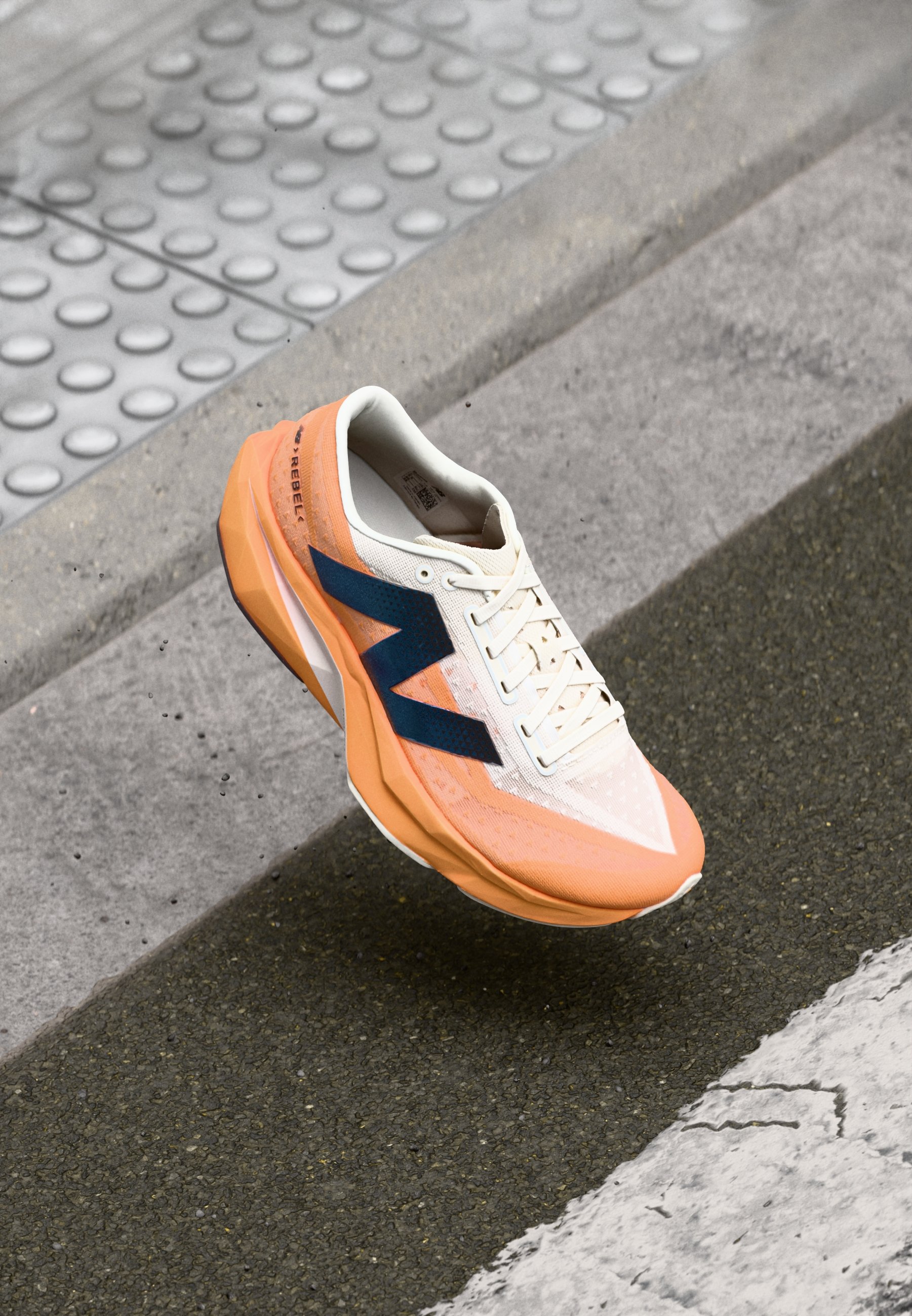 New Balance FUELCELL REBEL V4 - Road running shoes - orange 