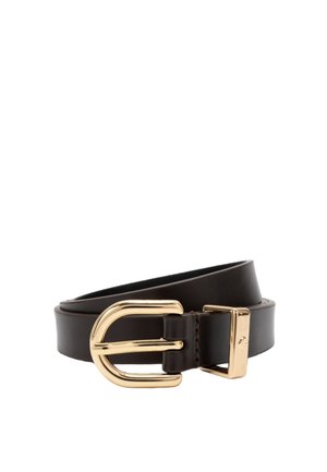 Ceinture en cuir marron foncé roulée avec une boucle arrondie en métal doré brillant et une boucle de ceinture dorée assortie sur fond blanc.