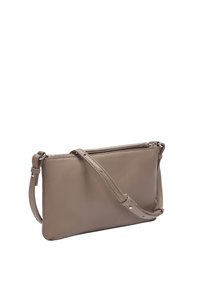 Borsa a tracolla in pelle color taupe chiaro, forma rettangolare, con chiusura a zip, tracolla regolabile e dettagli di cuciture minime.