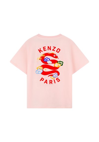 Roze oversized t-shirt met een rode draakafbeelding, kleurrijke wolkaccenten en "KENZO PARIS" tekst gedrukt in vetrode letters.