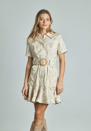 Beige besticktes Kleid mit kurzen Ärmeln, tailliert durch einen breiten Gürtel mit einer dekorativen runden Schnalle und ausgestelltem Saum.
