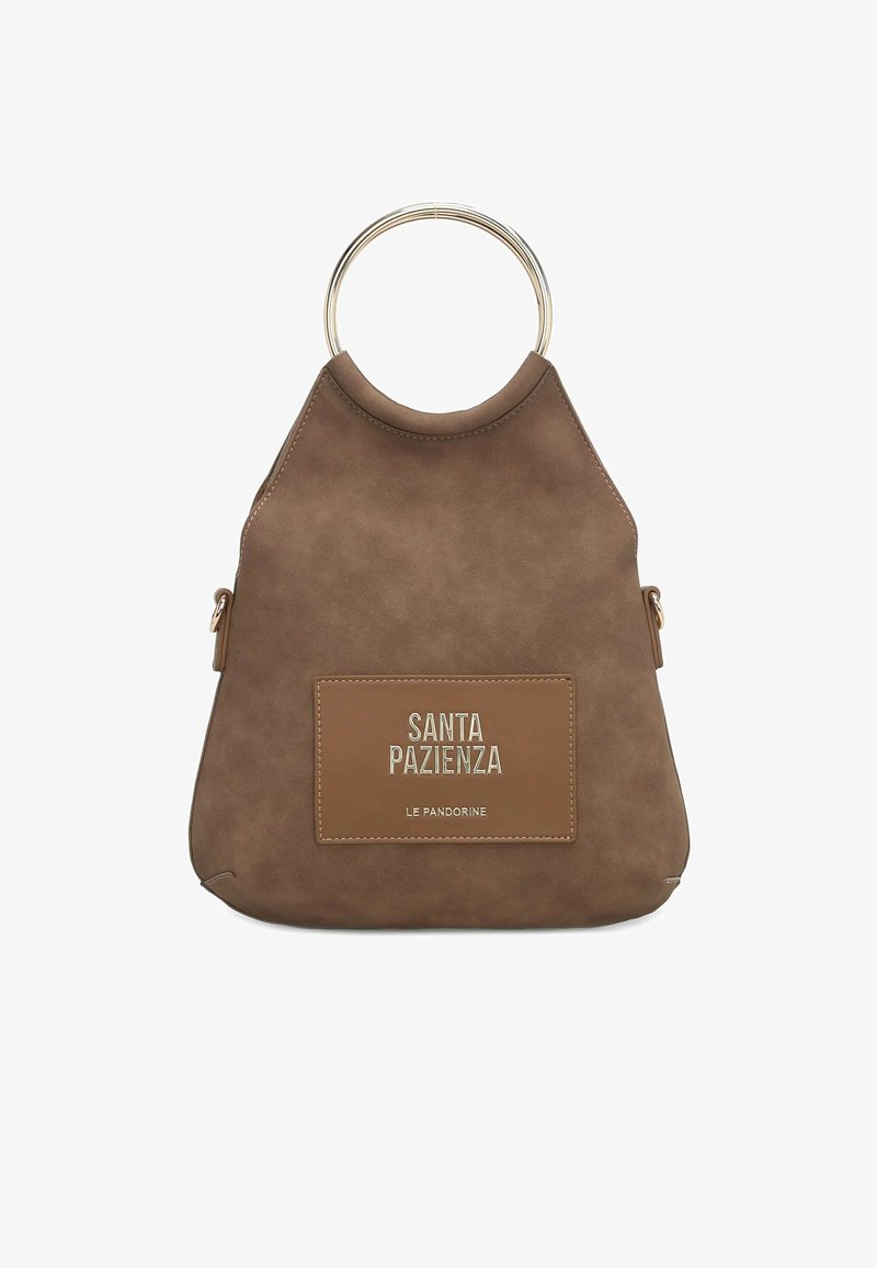 Borsa in camoscio marrone con manico metallico arrotondato, caratterizzata da una patch rettangolare del marchio e dettagli di cuciture sottili.
