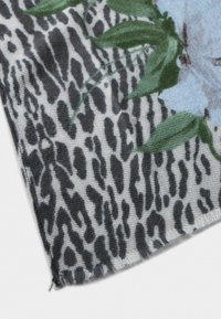 Scarf in tessuto leggero con stampa leopardata nera e grigia e accenti floreali blu, bordi rifiniti e una texture morbida.