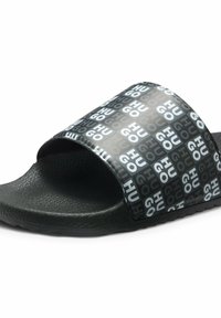 Czarna sandałka na platformie z szerokim paskiem ozdobionym powtarzającym się napisem „HUGO” w kolorze białym i szarym. Teksturowana podeszwa i spód dla lepszej przyczepności.