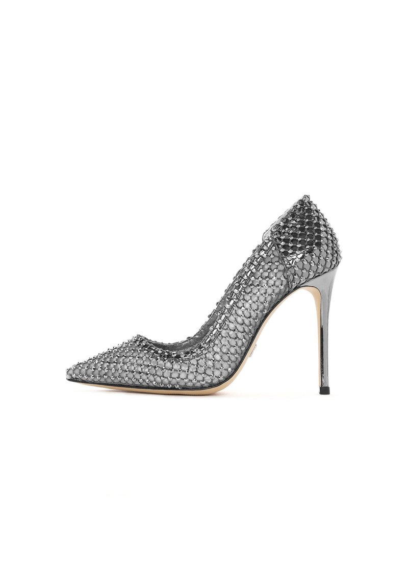 Pumps argentati con tacco alto, dalla parte superiore metallica testurizzata, punta affusolata e tacco a stiletto. Presentano un'elegante decorazione a strati lungo i bordi.