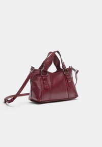 PULL&BEAR SHOULDER - Kabelka - bordeaux