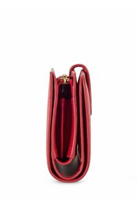 Czerwony skórzany portfel, kompaktowy design z teksturowanym wykończeniem, złoty zamek błyskawiczny, wiele przegródek oraz gładkie wykończenie wnętrza.