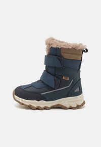 Niebieskie wodoodporne buty z beżowym futerkiem, dwa rzepy, teksturowany materiał oraz gumowe podeszwy z wzorem w zygzak dla lepszej przyczepności.