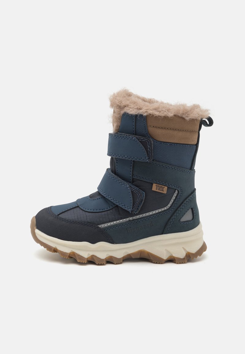 Niebieskie wodoodporne buty z beżowym futerkiem, dwa rzepy, teksturowany materiał oraz gumowe podeszwy z wzorem w zygzak dla lepszej przyczepności.
