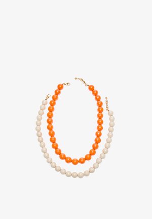 To perlehalskæder med guldlåse, den ene med store blanke orange perler og den anden med store blanke hvide perler, arrangeret på hvid baggrund.