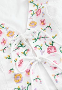 REGULAR FIT - FLORAL EMBROIDERED DETAIL TIE FRONT - Liivi - white