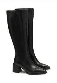 Bottes en cuir noires montant jusqu'aux genoux, avec un bout pointu et un large talon bloc. Texture lisse, couture minimaliste, et détail de fermeture éclair simple.