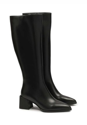 Crne kožne botine do koljena s šiljastim vrhom i debelim blok petom. Glatka tekstura, minimalno šivanje i jednostavan detalj zatvarača.