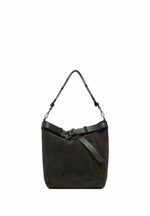 Bolso de hombro de ante negro con correa de cuero ajustable y detalle de hebilla en la parte delantera, forma rectangular con textura suave.