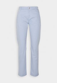 Jasnoniebieskie spodnie o prostym kroju z zapięciem na guzik i zamek błyskawiczny oraz kieszeniami bocznymi, wyeksponowane na białym tle.