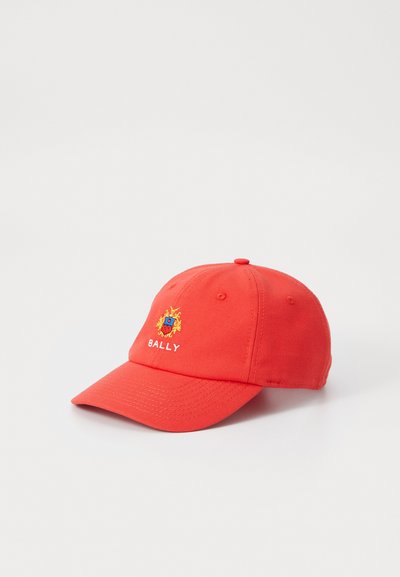 Casquette de baseball en coton rouge avec sangle réglable. Présente un logo brodé en bleu et doré, avec le texte blanc "BALLY" sur le devant.