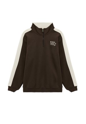 Maglione marrone con strisce bianche sulle maniche, collo con zip parziale e testo bianco "Set the pace, embrace the challenge" sul petto sinistro.