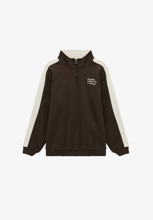 Maglione marrone con strisce bianche sulle maniche, collo con zip parziale e testo bianco "Set the pace, embrace the challenge" sul petto sinistro.