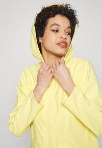 JDY JDYELISA RAINCOAT - Casaco impermeável - yellow cream