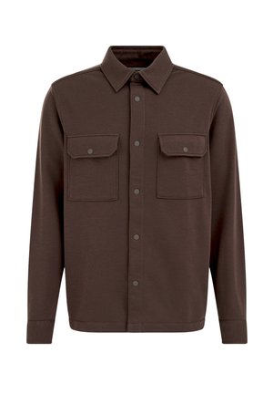 Hnedá košeľa na gombíky vyrobená z mäkkej látky, s klasickým golierom, dvoma náprsními vreckami a dlhými rukávmi. Obsahuje gombíky na stlačenie.