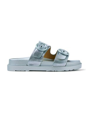 Sandalia tipo chancla metálica azul claro con dos correas ajustables con hebillas y una plantilla texturizada. Suela plana con un ligero patrón antideslizante.