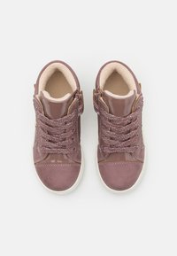 Paarse sneakers met een glanzende lakafwerking, getextureerde suède accenten, vetersluiting en zachte beige fleece voering.