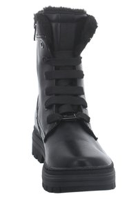 Botte de cheville en cuir noir avec un col en fausse fourrure, devant lacé et semelle en caoutchouc texturé. Comprend une fermeture éclair sur le côté pour un enfilage facile.